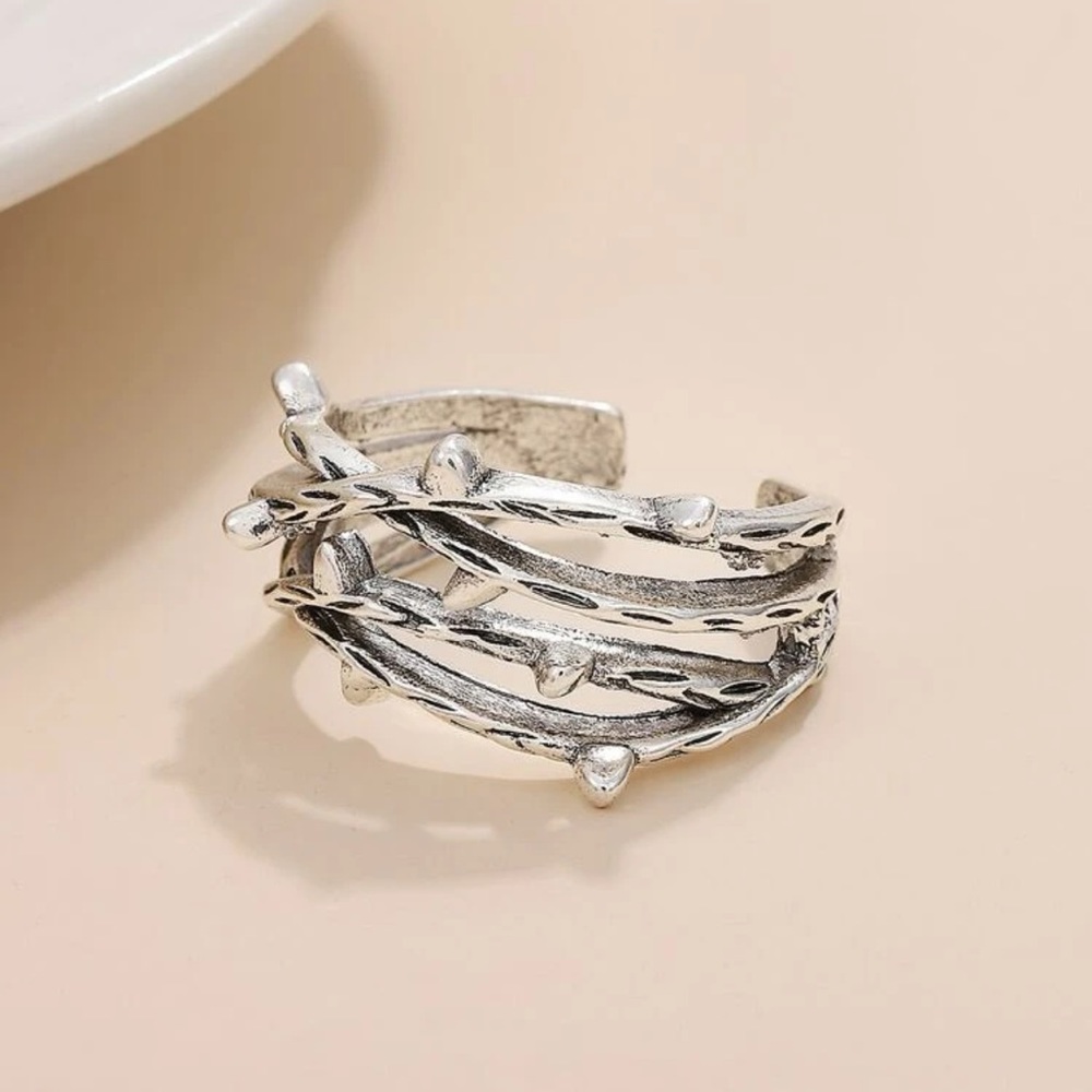 Thorned branches ring